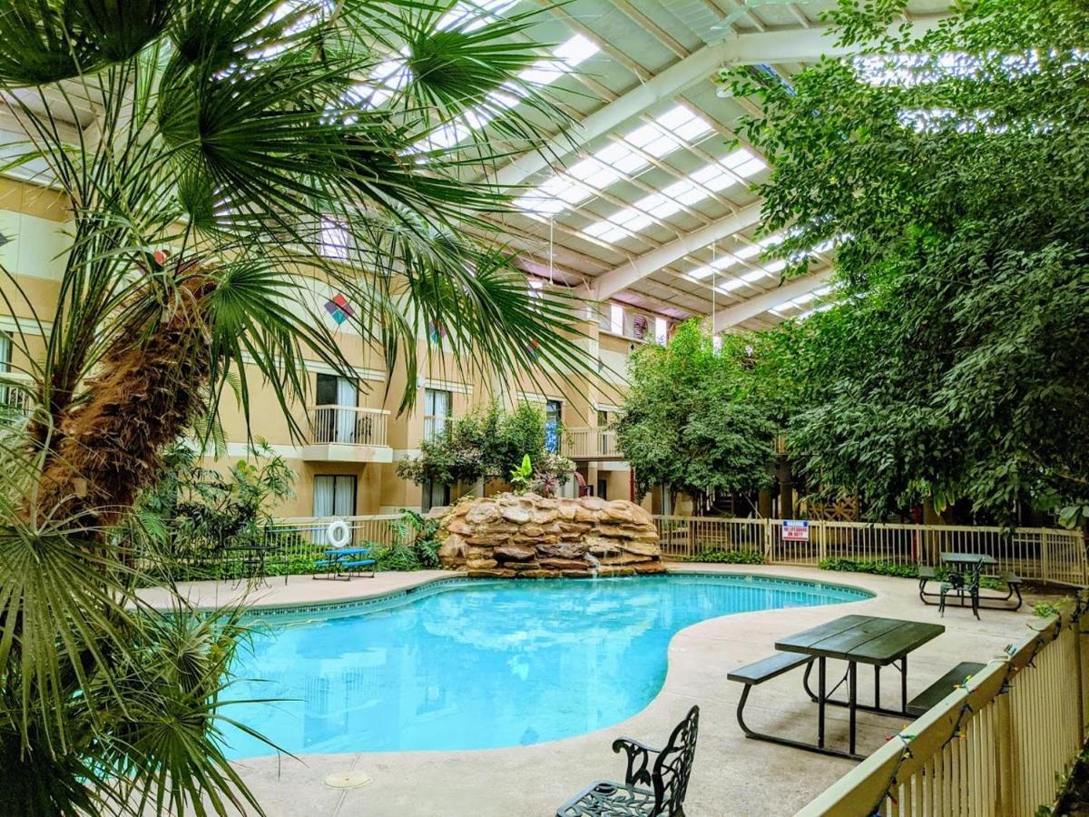 פורט סטוקטון Atrium Inn מראה חיצוני תמונה