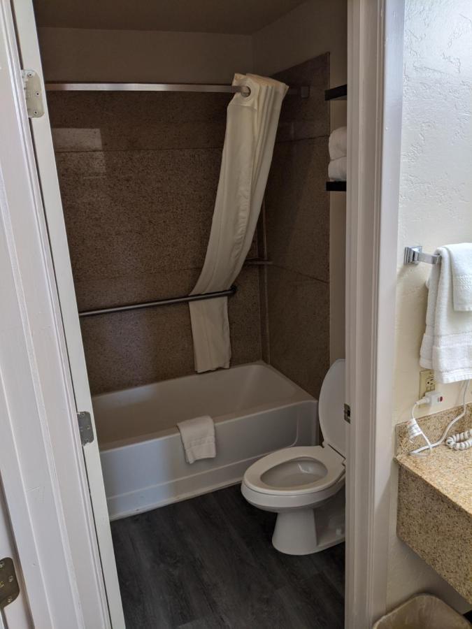 פורט סטוקטון Atrium Inn מראה חיצוני תמונה
